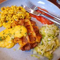 Smashed potatoes with scrambled tofu (breakfast) at Hummelbude in Essen
