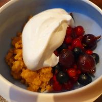 Berries with biscuit crumble and zabaglione at Hummelbude in Essen