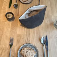 Brot vorab mit selbst-gemachtem Humus   at Hummelbude in Essen