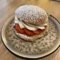 Schwedisches Gebäck gefüllt mit Sahne und Erdbeeren 😋  at Hummelbude in Essen