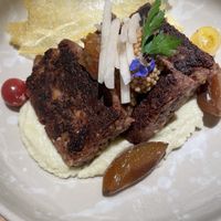 Bratlinge auf Blumenkohlpüree mit geräucherten Pflaumen und Zwiebelchutney  at Hummelbude in Essen