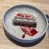 Pistazien-Himbeer-weiße Schokolade-Nachtisch (und Pistaziendrink)  at Hummelbude in Essen