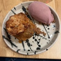 Bratapfel mit Möhrenmarzipan und Florentiner an Glühweineis  at Hummelbude in Essen