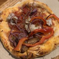 Pizza de pimiento, cebolla y setas shitake 🥰 at La Finestra in Valencia