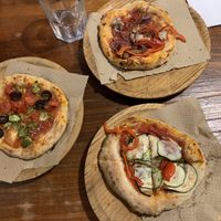 Pizzas veganas random exquisitas! at La Finestra in Valencia