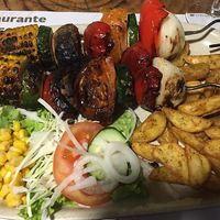 “Espetada de legumes” : grilled vegetables with potatoes wedges and salad at Atlético in Faial