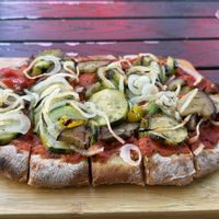 Veganer Gemüsefladen. Sehr lecker, aber recht teuer (13,70€ Stand Mai 2025)  at Brauhaus Kühler Krug in Karlsruhe