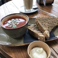 Tomato soup without cream, white bread and white croutons (not vegan). Brown bread and vegan garlic butter instead  at 't Boshuys in Best