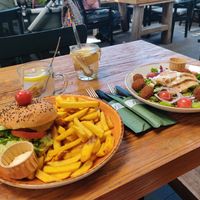 Burger and falafel salad at 't Boshuys in Best