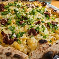 Vegan mac n cheese 'nduje pizza at Kolm Tilli in Tartu