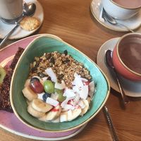 Veganes Crunchymüsli, veganer Müsliriegel sowie heiße Schokolade mit Hafermilch at Café 23 in Pruem