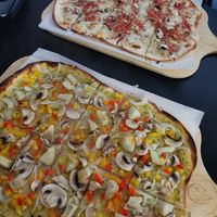 Forestière (pas vegan) et Vegi Brusceta avec pesto at Flamme.So in Solothurn