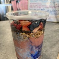 Súper recomendado el Modal Behavior bowl 🥣 lo van a amar y a mi también después de probarlo! Yo lo pido con todos los toppings y con leche de almendras ☘️ ¡vegan!   at Bliss in Red Hook