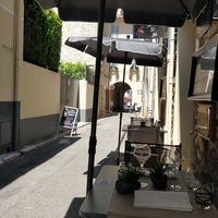 A few outdoor tables at La Cafetière Fêlée in Antibes