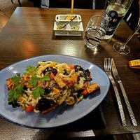 Stir-fried Udon-Nudeln mit Paprika und schwarzen Pilzen, abgelöscht mit Teriyaki-Sauce at La Cafetière Fêlée in Antibes