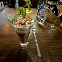 Chocolate Liégeois mit Whiskey-Mousse, Kaffee-Topping und karamellisierten Haselnussstücken at La Cafetière Fêlée in Antibes