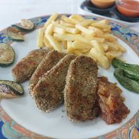 Seitán al ajo y perejil con patatas y pimientos verdes at Casa Lucia in Miono