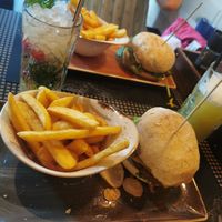 Panflöte Burged mit Pommes und dem Baby Colada Cocktail at Peter Pane in Stuttgart