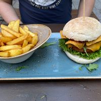 Muchacha Burger mit „Veg‘ von Beef“-Patty und Fritten at Peter Pane in Stuttgart