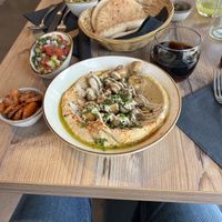 Champions mit Humus, Salat, Pita und eingelegte Karotten (vorne)  at Iss Was - Fusionsküche in Giessen