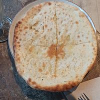 Naan de queso vegano at Cinnamon in Sitges