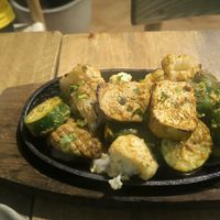 Pinchos de verduras y tofu a la brasa at Cinnamon in Sitges