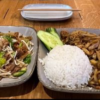 Pad see-ieuw (left) and vegetable stir fry (right)  at All Reis in Vienna