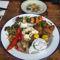 Gemischter, (fast) veganer Teller. Hatte einen Käseesser dabei, der sich geopfert hat 😉 at Bei Frau Nanna in Frankfurt