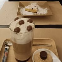 The latte malteser and warm cookie pie at GeoTea in Lille