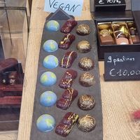 Vegan chocolates with label in window at Chocolaterie Vandenbouhede in Ghent