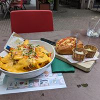 Vegan nacho's & vegan foccacia met dips at De Winkel Lunch in Oss