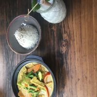 Gemüse und Tofu in Erdnusssauce mit Reis sowie ein Kokonusss-Minz-Shake  at Glory Restaurant in Berlin