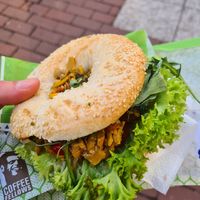 Veganer shawarma bagel at Coffee Fellows in Hamburg