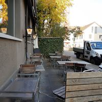 Outdoor seating (in autumn) at Friends Corner in Zurich