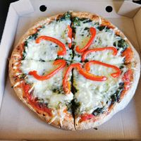 Spinach pizza with vegan cheese at Kinoa in Malaga