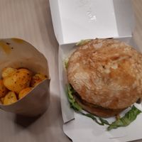 Bean burger with potatoes at Kinoa in Malaga