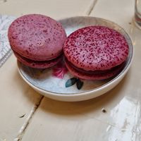 Vegane Himbeer Macarons at Isabella Glutenfrei Patisserie in Cologne