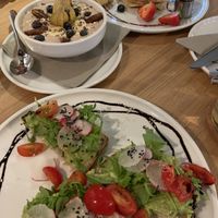 Avocado Stulle, Peanut Bowl, Pancakes at Café Lil im Heidkrug in Lueneburg