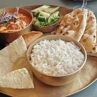 Vegetarian Lunch Menu (18,90 eur)
Papadam, samosa, paneer dish, rijst, naan,
salade
 at Garlic n Greens in Bruges