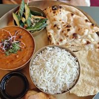 Vegan Lunch Menu (17,90 eur) 
Papadam, samosa, dal tadka, rijst, naan,
salade
 at Garlic n Greens in Bruges