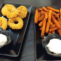 Zwiebelringe und Süßkartoffelpommes at Linh - Not Just A Restaurant in Prague