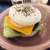 Reisburger, der beim Essen auseinander fällt at Linh - Not Just A Restaurant in Prague