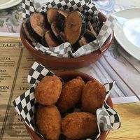 Les millors croquetes no-pollo i albergínies a la mel de cítrics at Mitica la Vella in Terrassa