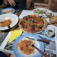 Vegan pizza and pasta at En Leonidio in Leonidio
