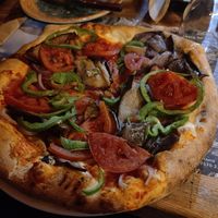 Gemütlicher uriger Raum im Winter mit Holzofen beheizt. Pizza auf Nachfrage vegan. Habe etwas nachsalzen müssen, aber dann war alles super 👍🏼 at En Leonidio in Leonidio
