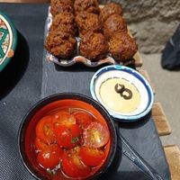 Falafel y tomates cherry con aceite de oliva, ajo y especias at Dükela in Pontevedra