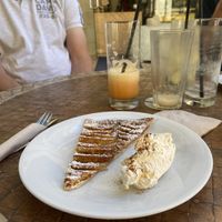 Apple Pie & Erdbeere-Orangen-Smoothie im Hintergrund  at Natural Cafe in Mallorca