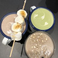 Heiße Schokolade mit Marshmallows, Matcha Latte mit Hafermilch, Cookies and Coffee at Seven Sundays in Hannover