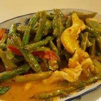 #35 Prik Kning - Green beans, choice of meat (tofu available), with special Thai curry and peanut sauce.   at Bangkok West in Roseburg