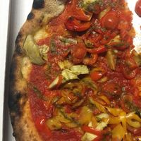 Vegan pizza w tomatoes, peppers n artichokes at Cama'ffare in Padua